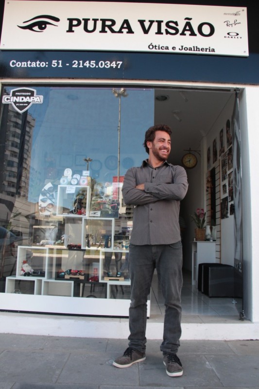 Desempregado, Renato Camargo decidiu aliar o gosto por surfe com &oacute;tica pr&oacute;pria em Tramanda&iacute; Foto: ROBERTA FOFONKA/ESPECIAL/JC