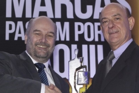 Luiz Borges (d) recebeu o prêmio do JC como Jornal Especializado