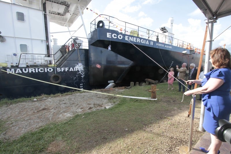 Primeira-dama Maria Helena Sartori (d) foi a madrinha dos novos barcos da companhia