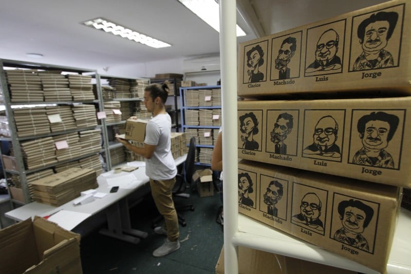 Durante cinco dias por m&ecirc;s, &eacute; feito um mutir&atilde;o para montar os kits  Foto: MARCO QUINTANA/JC