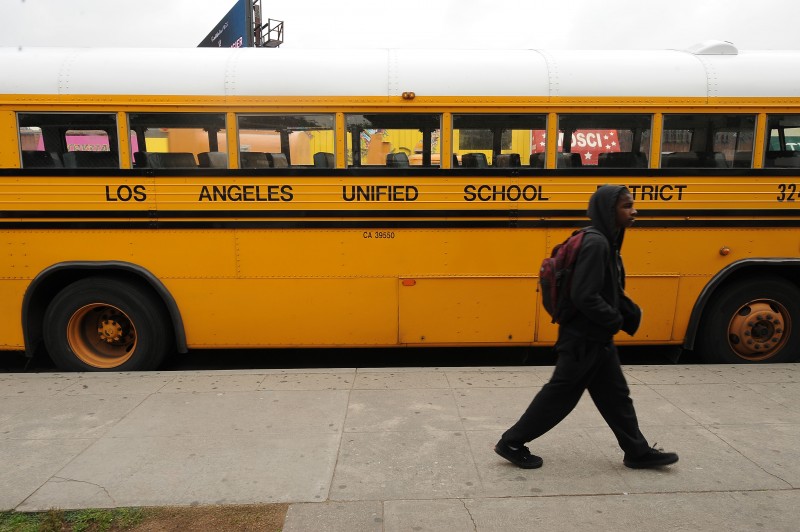 Motoristas de ônibus escolares levaram estudantes de volta para casa