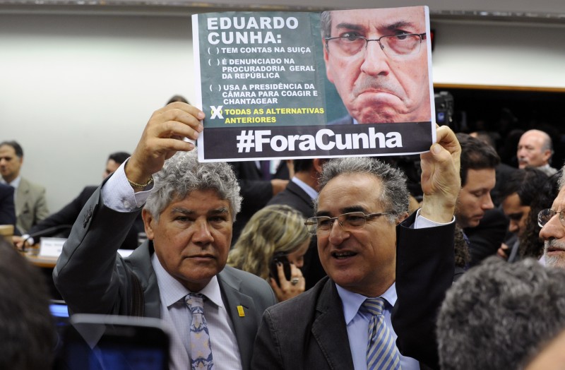 Deputados defendem que Eduardo Cunha deixe presidência da Casa
