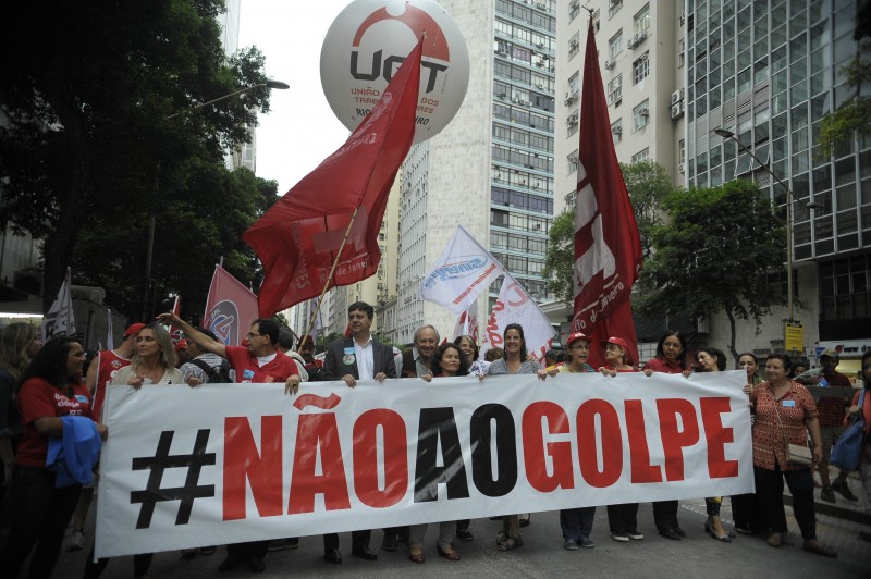  Rio de Janeiro - Movimento unificado de centrais sindicais faz passeata no Centro em defesa da democracia, contra o impeachment e por mudanças na política econômica, mais emprego e renda (Fernando Frazão/Agência Brasil)  