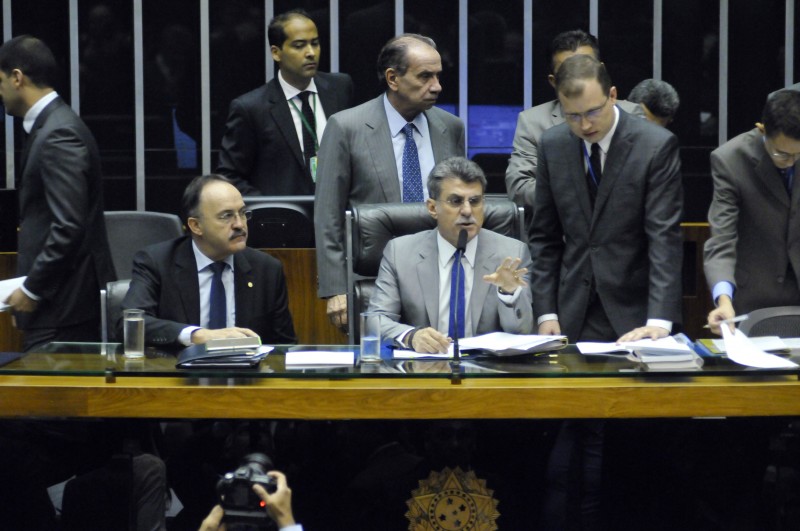 Peça orçamentária total é de R$ 3 trilhões; senador Jucá (c) presidiu sessão