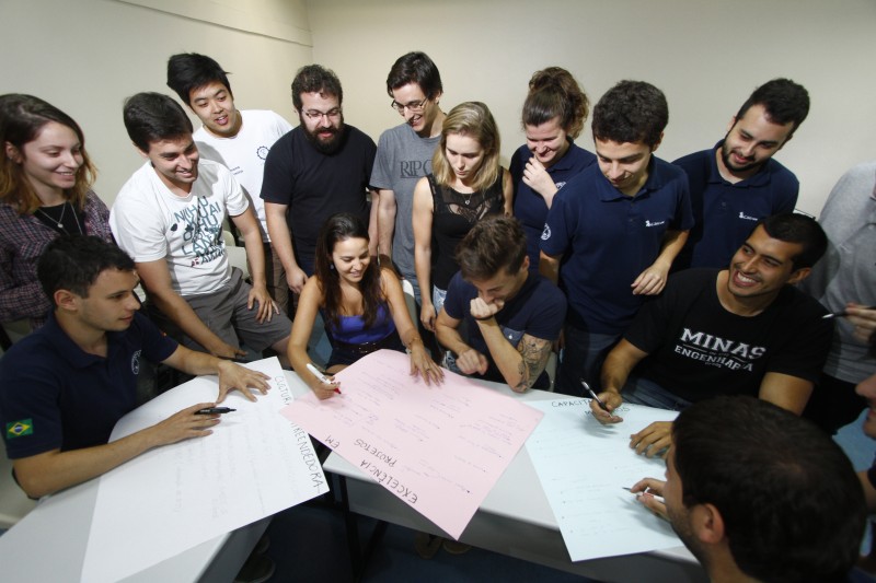 Integrantes da EJ Minas da Ufrgs traçam na sala de aula planejamento estratégico de 2016
