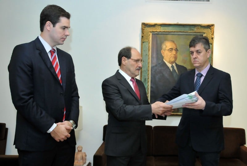 Sartori entregou projetos pessoalmente ao presidente da Assembleia Legislativa