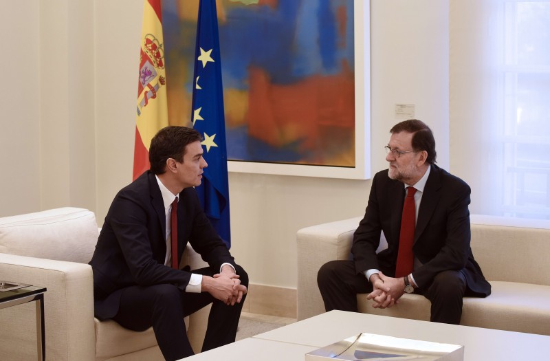 Sánchez, do PSOE (e), reuniu-se com o líder conservador nesta quarta-feira