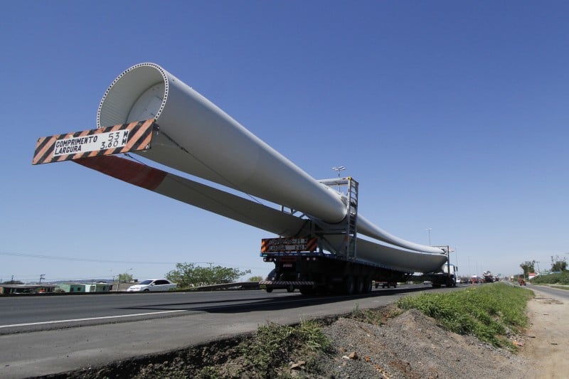 Empresa investe em novas fábricas de pás de aerogeradores e, sem crise no País, quer conquistar o exterior