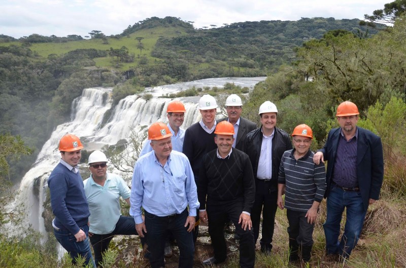 Secretário de Minas, Lucas Redecker (capacete branco ao centro) garante que a cachoeira do rio Lajeado Grande será preservada