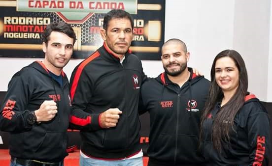 A partir da esq., Rafael, Minotauro, Tiago e Kelly durante inaugura&ccedil;&atilde;o da academia Foto: Team Nogueira/Divulga&ccedil;&atilde;o/JC