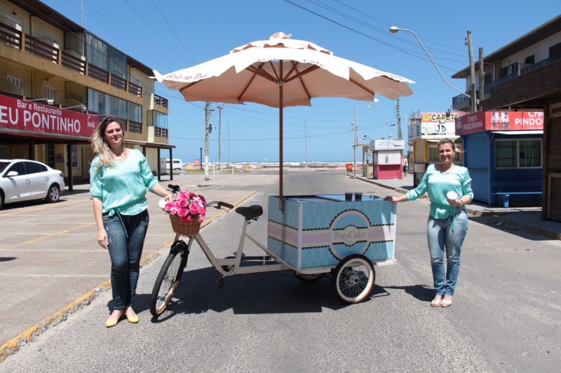 Tatiane Ferrazzo e Rafaela Marques venderão bolos no pote em food bike estilizada Foto: Roberta Fofonka/Especial/JC
