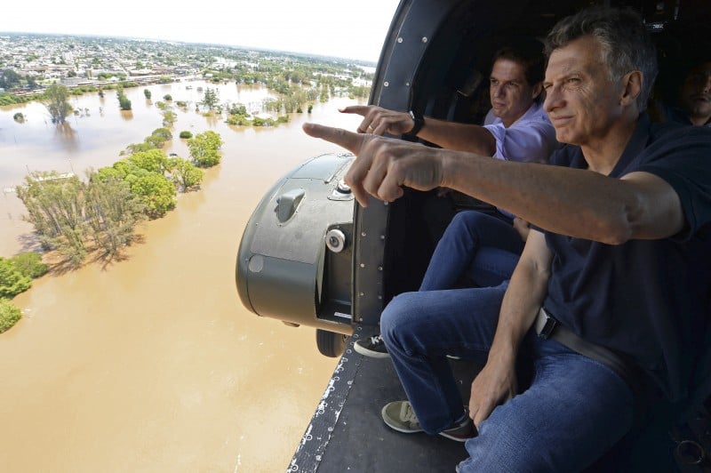 Presidente Mauricio Macri suspendeu suas férias e fez um sobrevoo nas áreas atingidas
