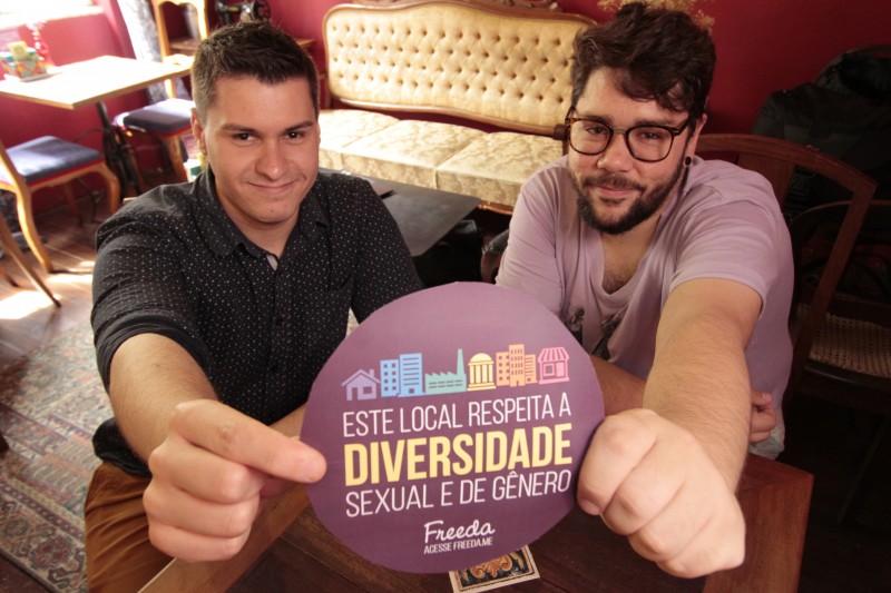 Gabriel Galli e Guilherme Gomes Ferreira desenvolvem a ferramenta Foto: JONATHAN HECKLER/JC