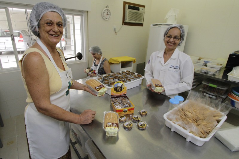 Iara Ducceschi, da Dolce Vita Com&eacute;rcio de Alimentos, tem panificadora Foto: MARCELO G. RIBEIRO/JC