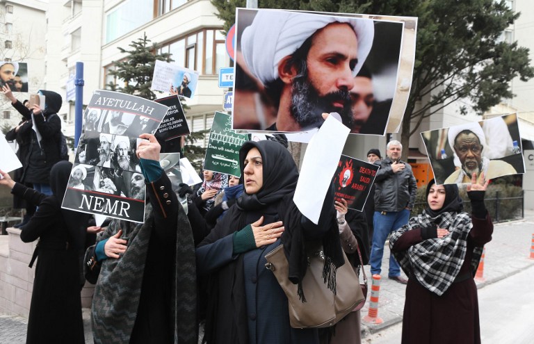 Xiitas protestam contra a morte de Nimr al-Nimr do lado de fora da embaixada saudita em Ankara, na Turquia