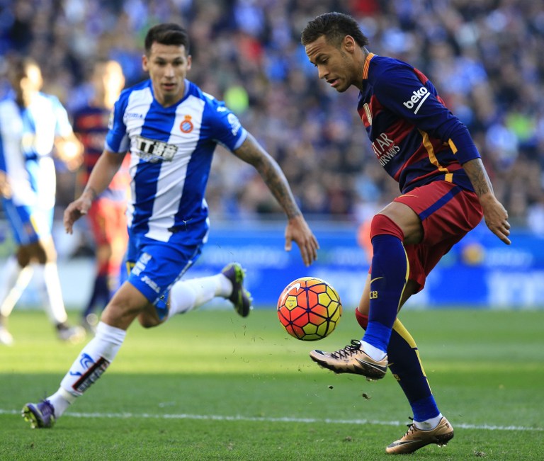 Neymar (d) teria sido alvo de insultos racistas na partida de sábado, contra o Espanyol de Hernan Perez (e)