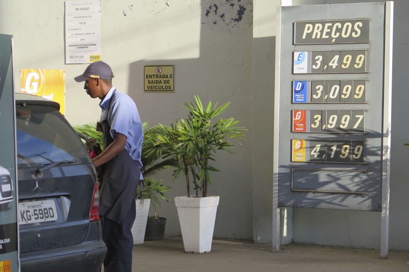 Reajuste dos combustíveis surpreendeu motoristas; virada do ano começou com a gasolina comum a quase R$ 4,00 o litro nos postos da Capital 