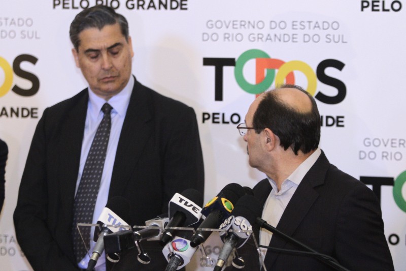José Ivo Sartori e Giovani Feltes (e) avaliam, com núcleo do governo, renovação de decreto 