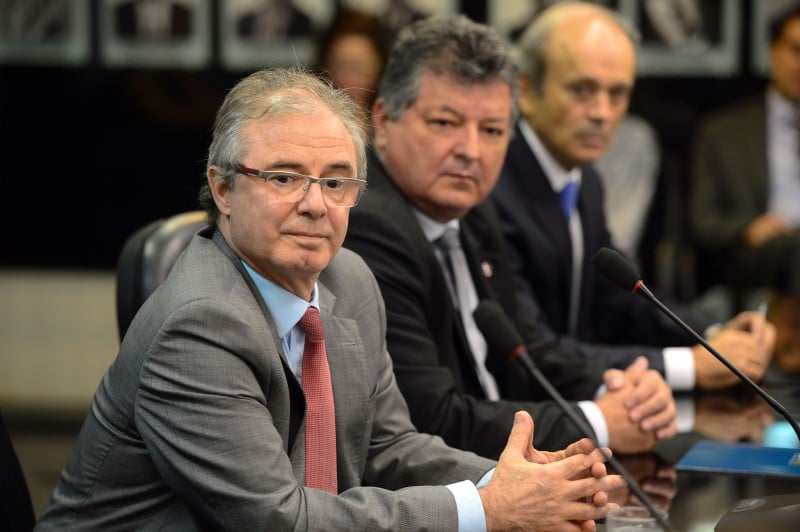 O ministro interino de Minas e Energia, Luiz Eduardo Barata (e), participou do ato de assinatura dos acordos