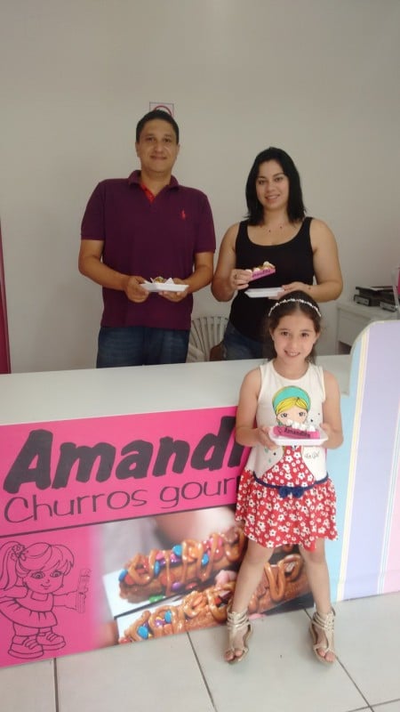 Ricardo Hoehr e a esposa Salete deram o nome da operação de churros em homenagem à filha, Amanda Foto: ARQUIVO PESSOAL/DIVULGAÇÃO/JC