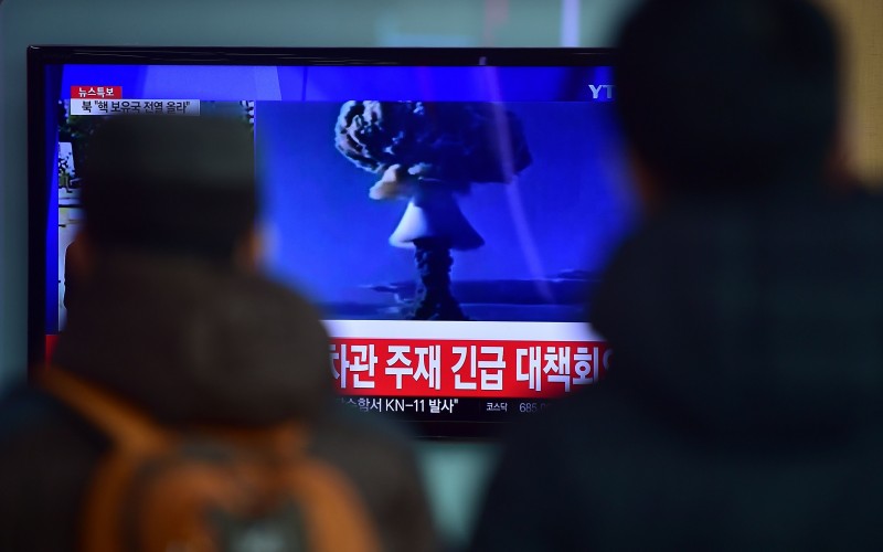 Sul-coreanos assistem reportagem sobre atividades no país vizinho