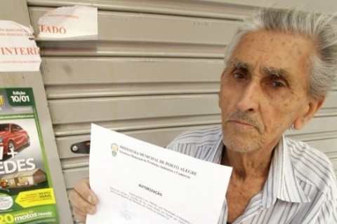 Fernandes exibe o documento que autorizoua transferência para um local já ocupado