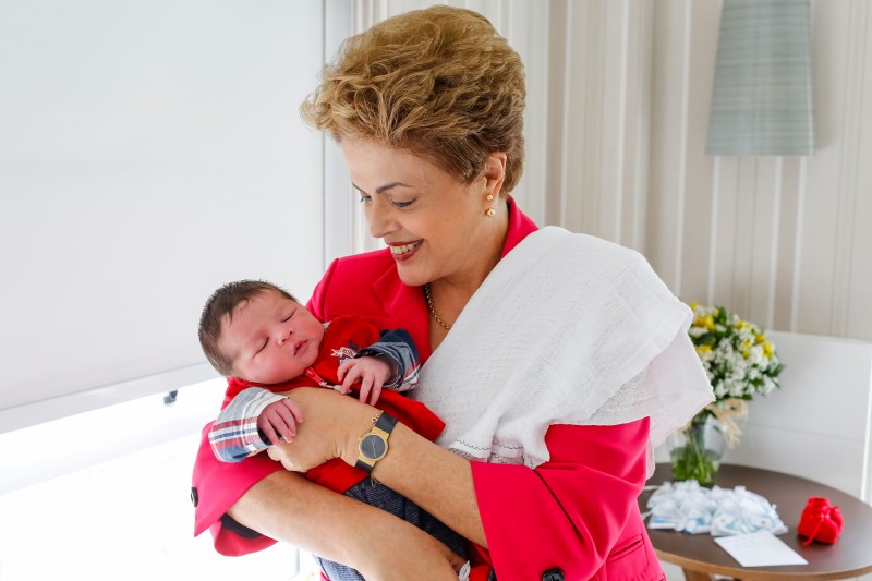 Dilma Rousseff com o seu segundo neto Guilherme