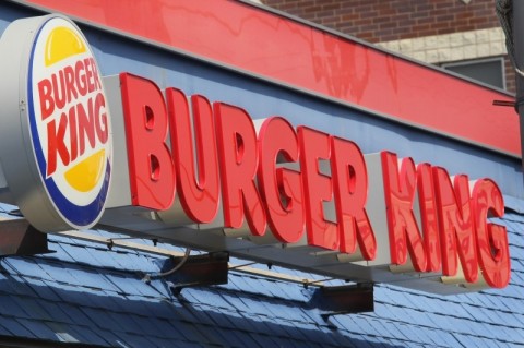  CHICAGO - AUGUST 24: A SIGN HANGS OUTSIDE A BURGER KING RESTAURANT ON AUGUST 24, 2010 IN CHICAGO, ILLINOIS. BURGER KING HOLDINGS INC., THE NO. 2 U.S. BURGER CHAIN, REPORTED ITS FOURTH-QUARTER NET INCOME FELL NEARLY 17 PERCENT FOLLOWING WEAK SALES AND INCREASED COSTS FOR INGREDIENTS AND PACKAGING.   SCOTT OLSON/GETTY IMAGES/AFP == FOR NEWSPAPERS, INTERNET, TELCOS & TELEVISION USE ONLY ==  