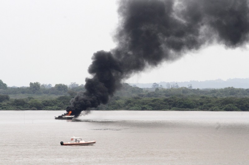 Lancha pegou fogo por volta do meio-dia no lago Guaíba