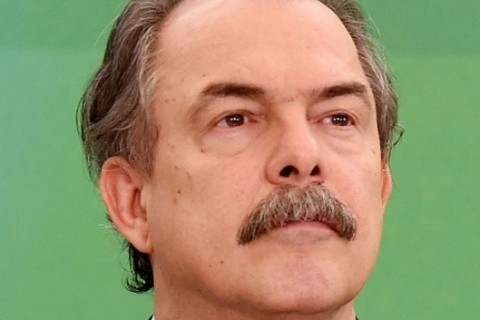  BRAZIL'S CHIEF OF STAFF, ALUIZIO MERCADANTE, ATTENDS THE CEREMONY TO ANNOUNCE A PACKAGE OF ANTI-CORRUPTION BILLS, AT THE PRESIDENTIAL PALACE IN BRASILIA, ON MARCH 18, 2015. BRAZILIAN PRESIDENT DILMA ROUSSEFF ANNOUNCED THE PACKAGE, WHICH INCLUDES BILLS TO CRIMINALIZE UNDER-THE-TABLE CAMPAIGN CONTRIBUTIONS, SEIZE PROPERTY FROM GOVERNMENT OFFICIALS WHO CANNOT DOCUMENT ITS ORIGIN AND BAR ANYONE WITHOUT A CLEAN CRIMINAL RECORD FROM SERVING IN PUBLIC OFFICE, AS SHE SOUGHT TO BATTLE BACK FROM A DEVASTATING SCANDAL AT STATE OIL GIANT PETROBRAS THAT HAS ENSNARED HER PARTY. ROUSSEFF IS REELING FROM NATIONWIDE DEMONSTRATIONS AGAINST HER THAT DREW HUNDREDS OF THOUSANDS OF BRAZILIANS INTO THE STREETS SU  