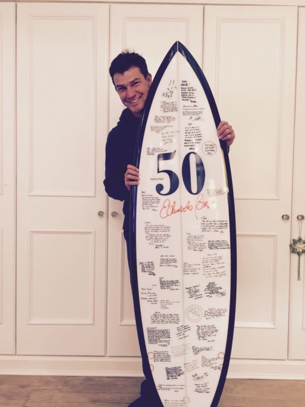 Prancha especial que Dado ganhou dos amigos no  anivers&aacute;rio de 50 anos Foto: EDUARDO BIER/ARQUIVO PESSOAL/DIVULGA&Ccedil;&Atilde;O/JC