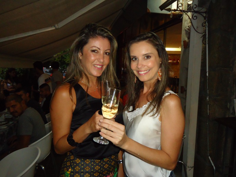 Josiane Martins brindando seu aniversário com Patrícia Nicola