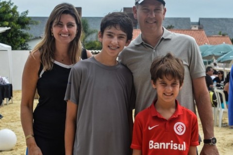 AGITOS NO LITORAL - Legenda 3: Ana Paula e Jader Teitelbaum com os filhos Pedro e Lucas em Atl&acirc;ntida