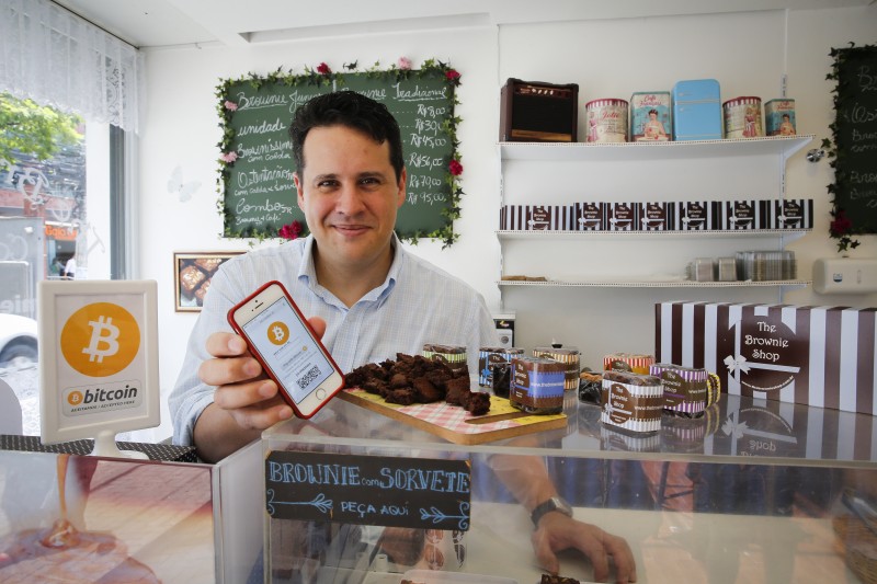  SÃO PAULO, SP, BRASIL, 18.11.2015:  Adolfo Delorenzo, dono da The Brownie Shop, que passou a aceitar pagamentos com a bitcoin em sua loja na Vila Olímpia, em São Paulo (SP).  (Foto:  Moacyr Lopes Junior/Folhapress)  