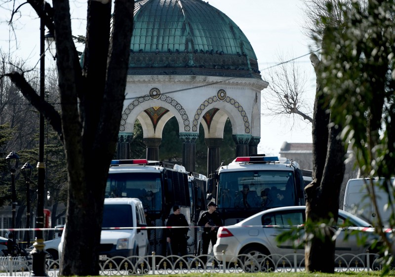  int - ataque suicida na Turquia.    Turkish police block access to the Blue Mosque area on January 12, 2016 after a blast in Istanbul's tourist hub of Sultanahmet left 10 people dead. Ten people were killed and 15 wounded in a suspected terrorist attack on January 12 in the main tourist hub of Turkey's largest city Istanbul, officials said. A powerful blast rocked the Sultanahmet neighbourhood which is home to Istanbul's biggest concentration of monuments and and is visited by tens of thousands of tourists every day.  / AFP / OZAN KOSE  