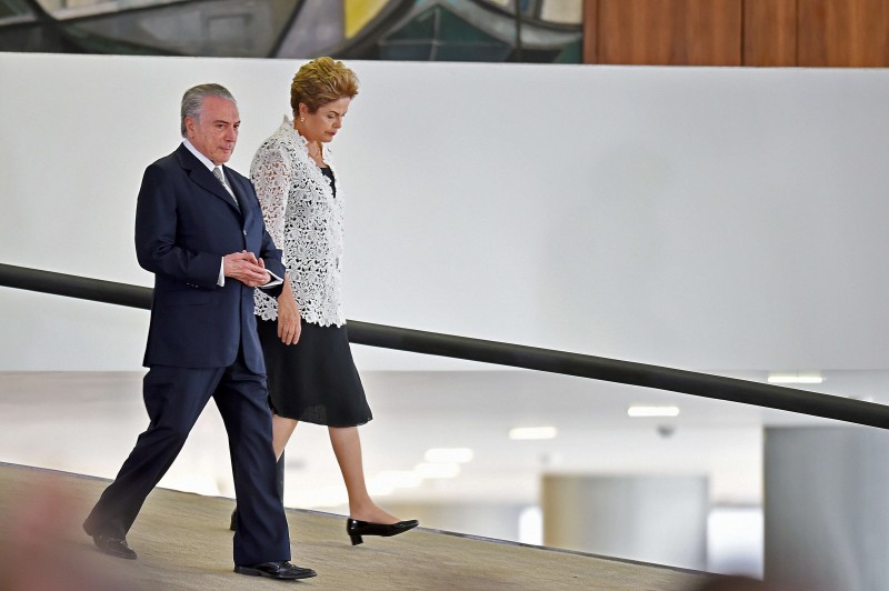 BRAZILIAN PRESIDENT DILMA ROUSSEFF (R) AND HER VICE-PRESIDENT MICHEL TEMER ARRIVE FOR THE INAUGURATION CEREMONY OF NEW MINISTERS AT THE PLANALTO PALACE IN BRASILIA ON OCTOBER 5, 2015. 10 NEW MINISTERS WERE SWORN IN AFTER THE CABINET RESHUFFLE TO SHORE UP SUPPORT FOR ROUSSEFF'S TROUBLED COALITION GOVERNMENT. AFP PHOTO/EVARISTO SA  