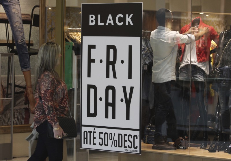  Vitrines de lojas com decorações alusivas a famosa liquidação Black Friday no shopping Praia de Belas.  Algumas lojas oferecen descontos de até 60 porcento.  