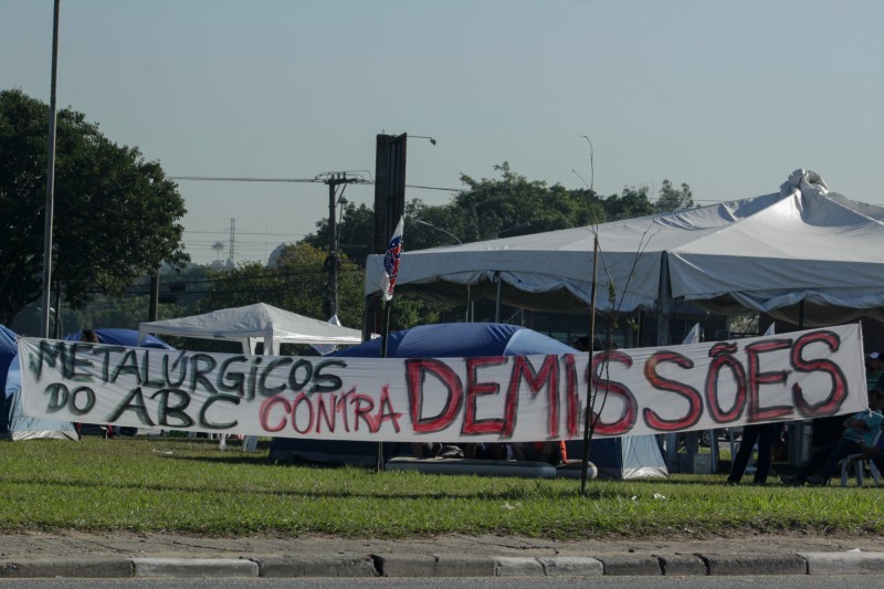  SÃO BERNARDO DO CAMPO, SP, 11.06.2015 - PROTESTO-SP - TRABALHADORES DA MERCEDES BENS QUE ESTÃ£O EM REGIME DE LAY-OFF" (SUSPENÇÃO NO CONTRATO DE TRABALHO), PERMANECEM ACAMPADOS EM FRENTE DA FÁBRICA EM SÃO BERNARDO DO CAMPO NA MANHÃ DESTA QUINTA-FEIRA, (11). A MOBILIZAÇÃO COMEÇOU NA ÚLTIMA SEGUNDA-FEIRA (8), NA TENTATIVA DE REVERTER CERCA DE 500 DEMISSÕES ANUNCIADAS PELA MONTADORA EM MAIO. DESDE ENTÃO, OS METALÚRGICOS ORGANIZADO MOVIMENTOS COMO PARADAS EM SETORES DA PRODUÇÃO, MANIFESTAÃ§ÃµES E, AGORA, O ACAMPAMENTO. (FOTO: RENATO MENDES/BRAZIL PHOTO PRESS/FOLHAPRESS)  