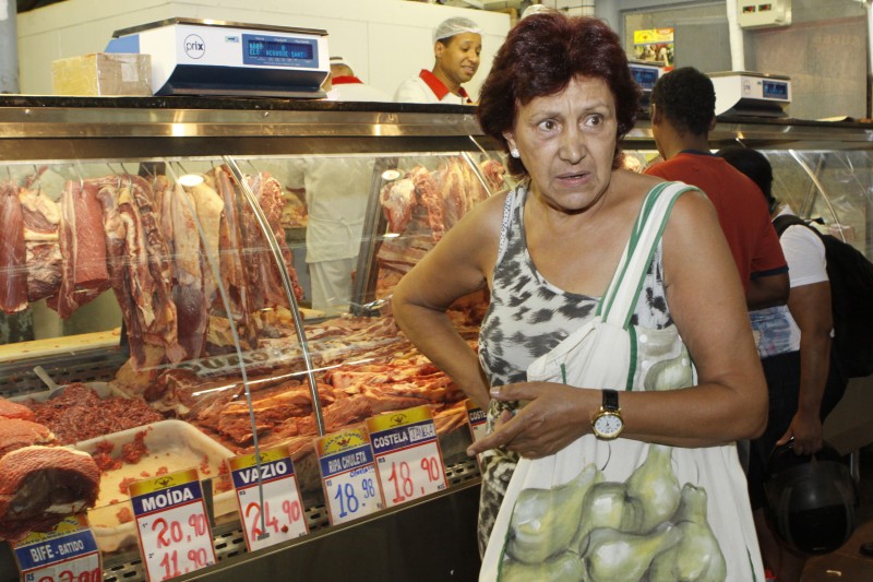  Mercado de carnes ? preços em alta e opções  de Carnes para consumidor no  Mercado Público    na foto: Jussara Mello,  consumidora dos açougues do Mercado Publico  