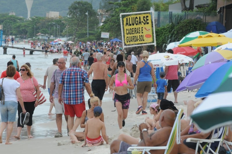  FLORIANÃ?POLIS, SC, 07.01.2016: CLIMA-SC - Turistas, principalmente argentinos, aproveitam a praia de Canasvieiras, no norte da ilha de Florianópolis, nesta quinta-feira (7). (Foto: Rafaela Martins/Mafalda Press/Folhapress)  