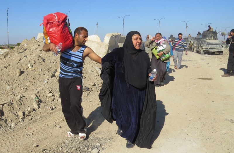  int - violência provoca evacuação de moradores do Iraque.    Iraqi security forces evacuate civilians as they clear the Sufia area on the outskirts of Ramadi on January 14, 2016, two weeks after declaring victory against the Islamic State (IS) group. IS fighters had planted thousands of roadside bombs and booby traps across the city, slowing the advance of ground forces vastly outnumbering them and supported by air strikes from the  Iraqi air forces and US-led coalition.  / AFP / MOADH AL-DULAIMI  