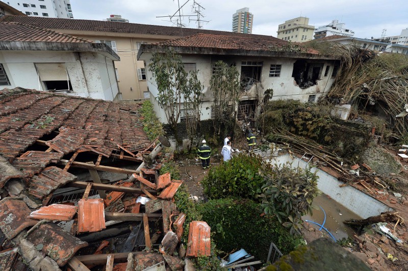  VIEW OF THE SITE OF THE CRASH OF THE CESSNA 560XL AIRCRAFT CARRYING THE PRESIDENTIAL CANDIDATE OF THE BRAZILIAN SOCIALIST PARTY (PSB) EDUARDO CAMPOS IN SANTOS, SAO PAULO STATE, BRAZIL, ON AUGUST 14, 2014. THE PLANE FAILED TO LAND AND CRASHED INTO A GYMNASIUM AND TWO HOMES, KILLING ALL ITS PASSENGERS.  AFP PHOTO / NELSON ALMEIDA  