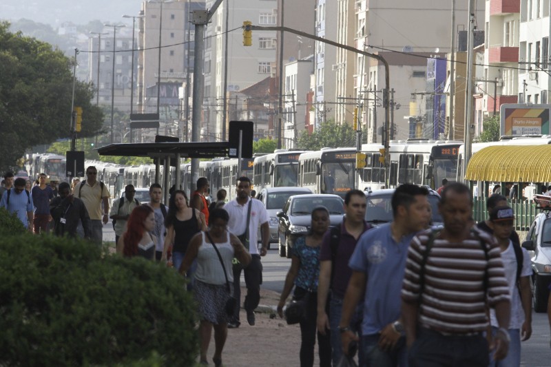 Fila de veículos na avenida João Pessoa chegou à avenida Ipiranga
