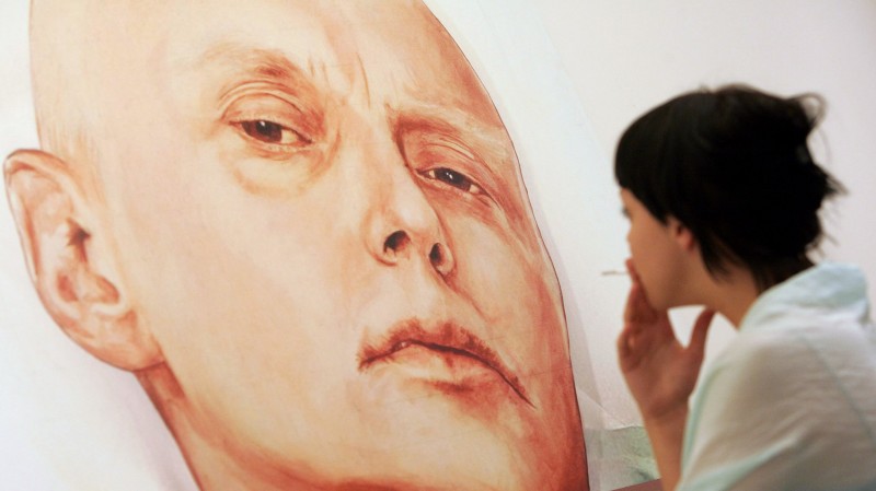  INT - Presidente da Rússia, Vladimir Putin, provavelmente aprovou a morte do ex-espião Alexander Litvinenko.    (FILES) -- A file photo taken on May 23, 2007, shows a visitor as she looks at a painting showing former Russian spy Alexander Litvinenko in his hosital bed in London, by painters Dmitry Vrubel and Viktoria Timofeyeva, in the Marat Guelman gallery in Moscow. Russian President Vladimir Putin "probably approved" the killing of ex-spy Alexander Litvinenko in London, a British inquiry into his agonising death by radiation poisoning found on January 21, 2016.   AFP PHOTO / NATALIA KOLESNIKOVA    RESTRICTED TO EDITORIAL USE, MANDATORY MENTION OF THE ARTIST UPON PUBLICATION, TO ILLUSTRATE THE EVENT AS SPECIFIED IN THE CAPTION  