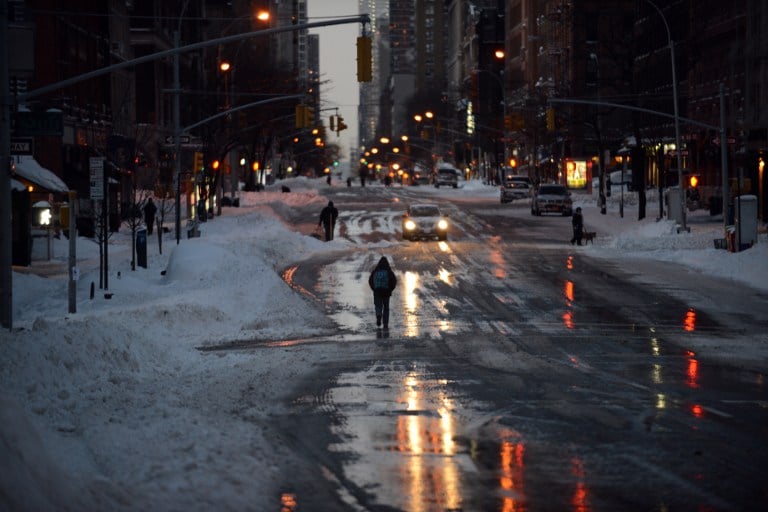 Pedestrem caminham na manhã deste domingo pela Amsterdam Avenue em Nova Iorque, após a limpeza da via após a passagem da nevasca