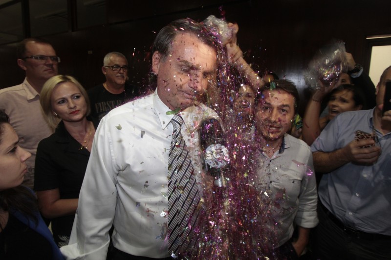 Durante entrevista, o líder da direita foi coberto de purpurina jogada pelos militantes do movimento LGBT 