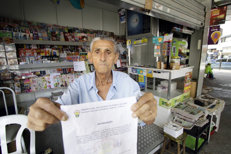  Fotos do senhor Manoel Luiz Fernandes, no Viaduto Obirici,  imagens da banca de revistas. Ele estava com a banca anterior, na rua Bezerra de Menezes, fechada por erro da Smic.  