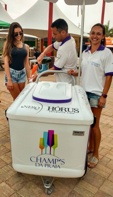 Gazi N&oacute;brega e Larissa Calheiros, da Champ's da Praia