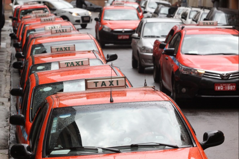 Maioria dos taxistas é contra a legalização do serviço de transporte Uber