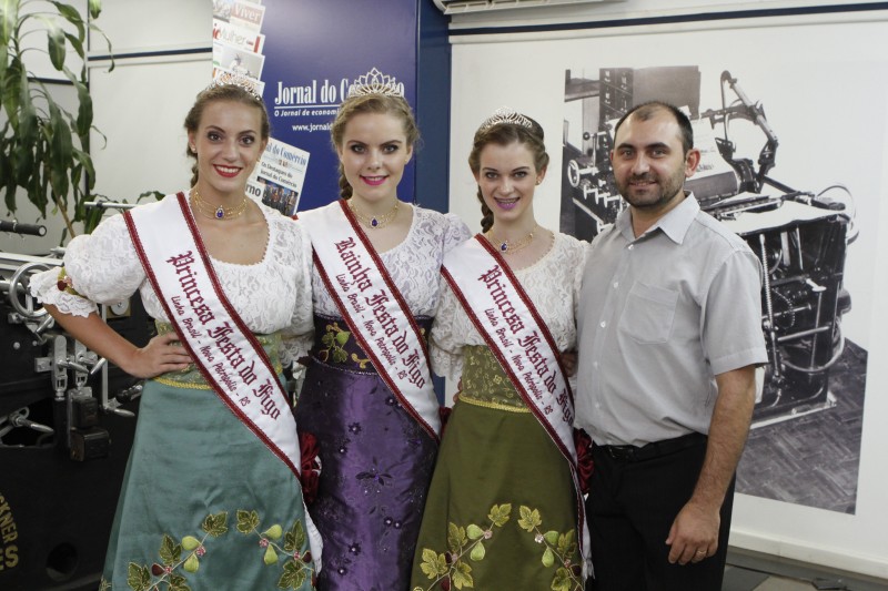  43ª Festa do Figo de Nova Petrópolis   Ellen Diniz ( princesa ), Ângela Fuhr ( Rainha ) , Karin Arend ( princesa ) e André DallÁgnol     